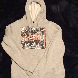 Young & reckless gray pullover hoodie ☺️